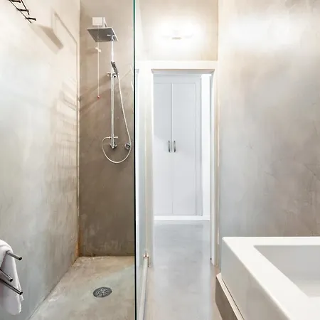 Porta Romana Courtyard Flat アパート